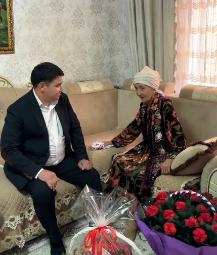 «ЖАҢАРУ» Қызылордалық тыл ардагерін Жеңіс күнімен құттықтады