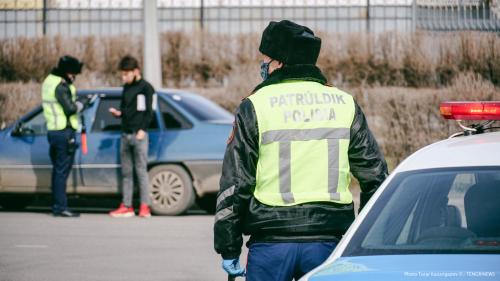 Казахстанец пытался дать полицейским взятку в 6 тыс. тенге и попал под суд