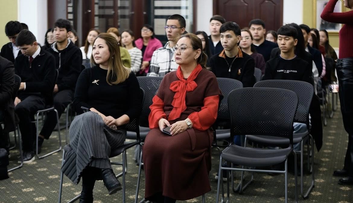 Студенттермен ашық диалог өтті.