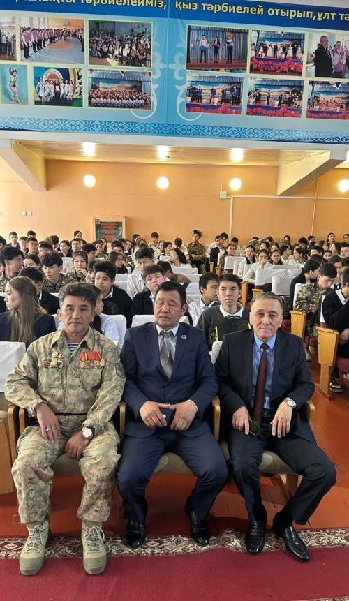 Ветераны побеседовали со школьниками о подвиге, патриотизме и родном языке